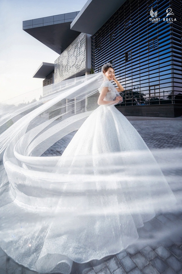 Trầm trồ với chiếc váy cưới đính 6890 viên đá quý trị giá 568 triệu của Hoa hậu ảnh Ngọc Nữ tại sự kiện - Ảnh 4.