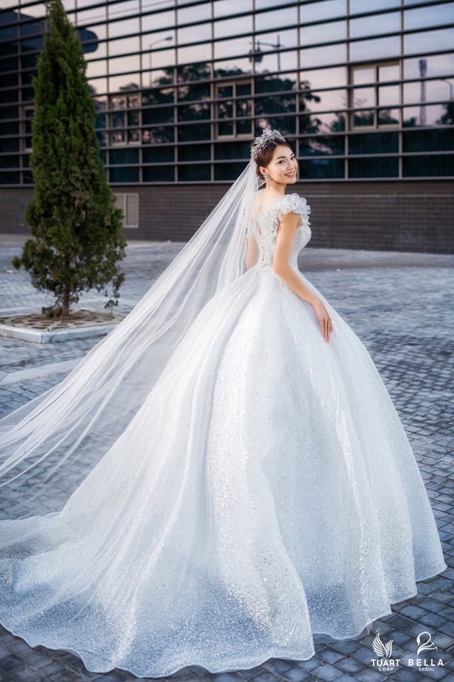 Trầm trồ với chiếc váy cưới đính 6890 viên đá quý trị giá 568 triệu của Hoa hậu ảnh Ngọc Nữ tại sự kiện - Ảnh 5.