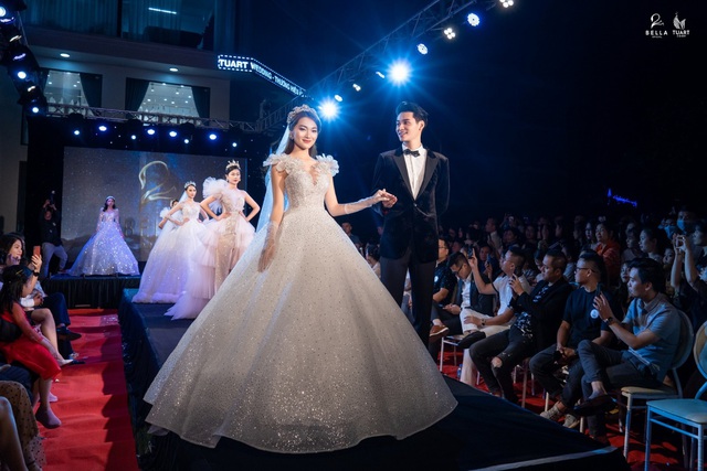 Trầm trồ với chiếc váy cưới đính 6890 viên đá quý trị giá 568 triệu của Hoa hậu ảnh Ngọc Nữ tại sự kiện - Ảnh 7.
