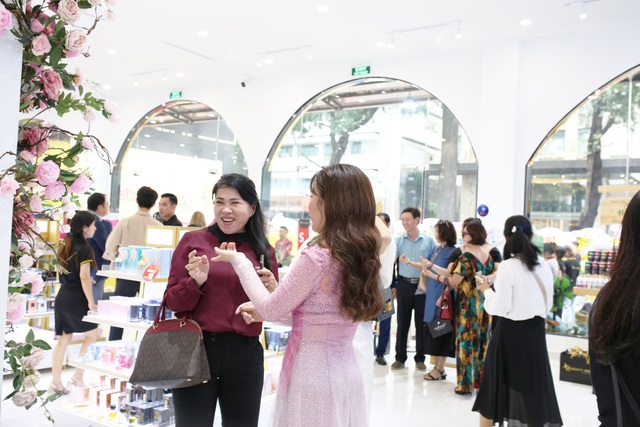 Đắm ch&igrave;m trong kh&ocirc;ng gian mua sắm tại chuỗi b&aacute;n lẻ mỹ phẩm AB Beauty World vừa khai trương - Ảnh 14.