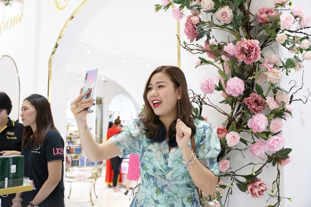 Đắm ch&igrave;m trong kh&ocirc;ng gian mua sắm tại chuỗi b&aacute;n lẻ mỹ phẩm AB Beauty World vừa khai trương - Ảnh 3.