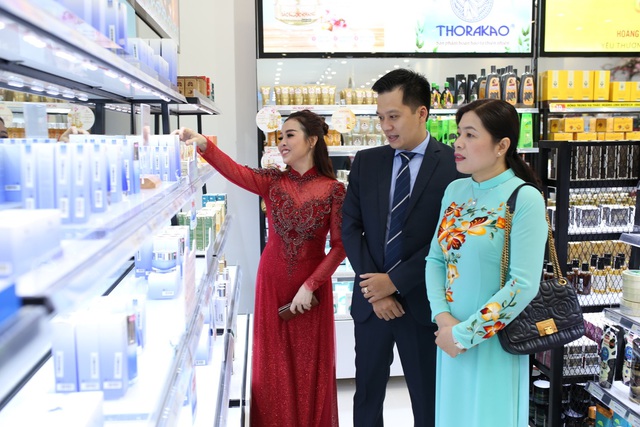Đắm ch&igrave;m trong kh&ocirc;ng gian mua sắm tại chuỗi b&aacute;n lẻ mỹ phẩm AB Beauty World vừa khai trương - Ảnh 5.