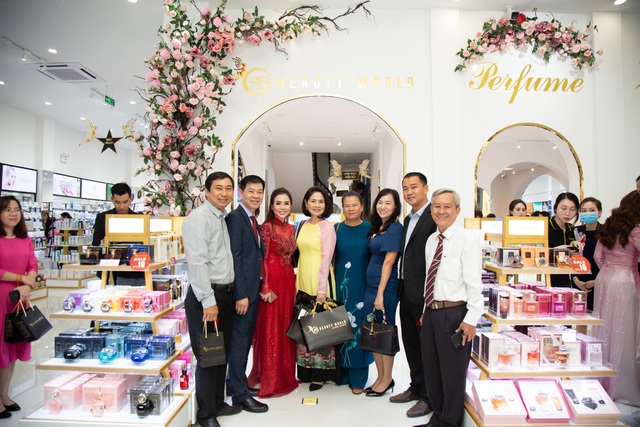 Đắm ch&igrave;m trong kh&ocirc;ng gian mua sắm tại chuỗi b&aacute;n lẻ mỹ phẩm AB Beauty World vừa khai trương - Ảnh 8.