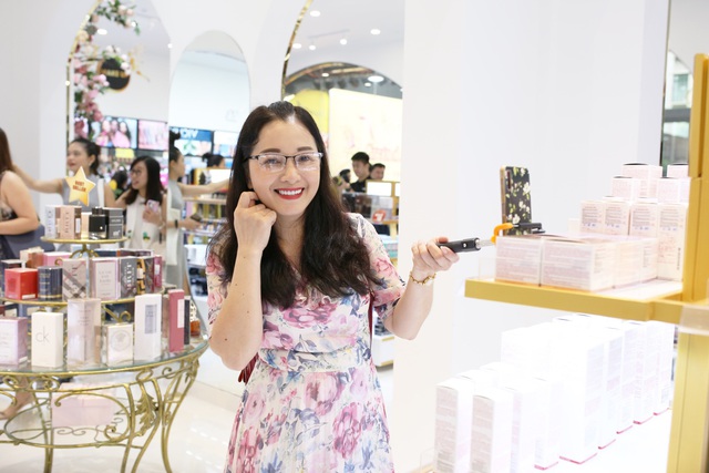Đắm ch&igrave;m trong kh&ocirc;ng gian mua sắm tại chuỗi b&aacute;n lẻ mỹ phẩm AB Beauty World vừa khai trương - Ảnh 11.