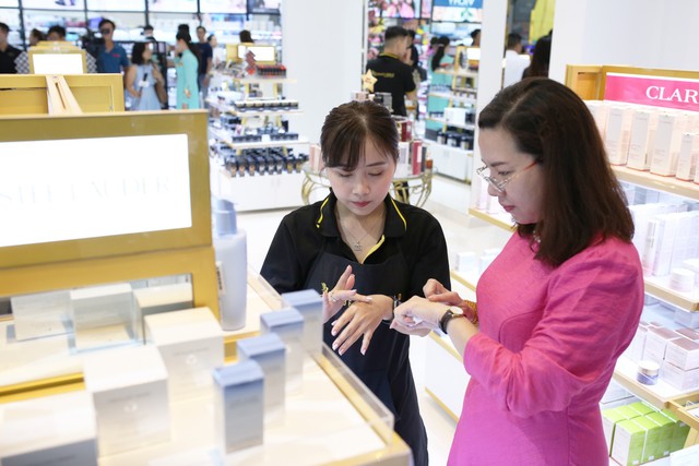 Đắm ch&igrave;m trong kh&ocirc;ng gian mua sắm tại chuỗi b&aacute;n lẻ mỹ phẩm AB Beauty World vừa khai trương - Ảnh 12.