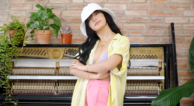 Ch&acirc;u B&ugrave;i vừa tung video mix outfit chất xỉu, fan l&ugrave;ng mua khắp nơi ai d&egrave; to&agrave;n chỗ quen gi&aacute; lại y&ecirc;u kh&ocirc;ng ngờ - Ảnh 9.