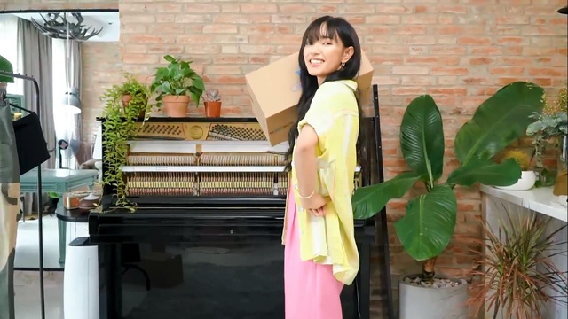 Ch&acirc;u B&ugrave;i vừa tung video mix outfit chất xỉu, fan l&ugrave;ng mua khắp nơi ai d&egrave; to&agrave;n chỗ quen gi&aacute; lại y&ecirc;u kh&ocirc;ng ngờ - Ảnh 1.