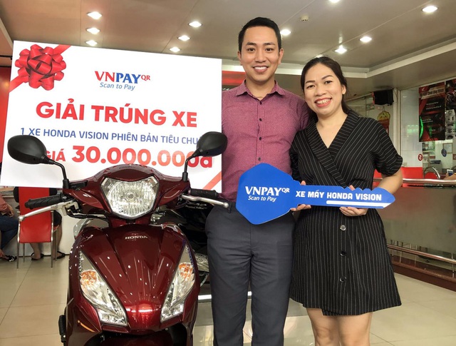 Trai đẹp uống caf&eacute; bất ngờ được xe m&aacute;y rơi tr&uacute;ng đầu! - Ảnh 1.