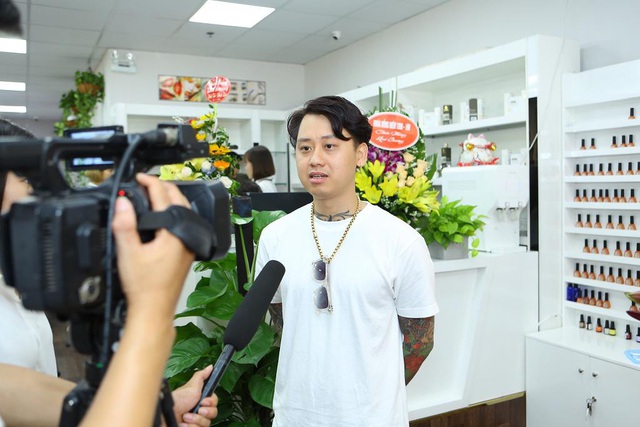 Bật mí công thức kinh doanh cực hút khách của thương hiệu máy xăm Lenamtattoosupply - Ảnh 1.