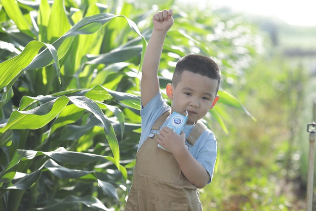 Theo chân nhiếp ảnh gia nổi tiếng: Bất ngờ trước nỗ lực sản xuất dòng sữa chuẩn Hà Lan của nhiều thế hệ nông dân Việt - Ảnh 8.