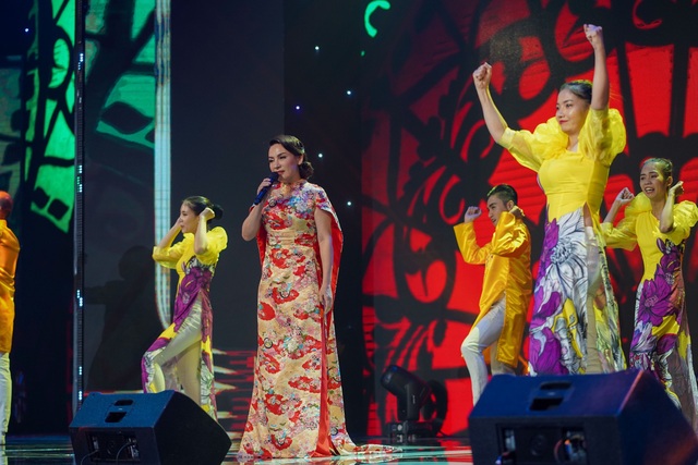 Việt Hương diện 3 bộ trang phục, cùng dàn sao Việt mừng sinh nhật nhãn hiệu mỹ phẩm do cô sáng lập - Ảnh 1.