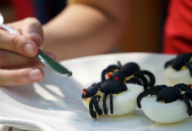 Hào hứng làm bánh mochi con ngươi, trứng nhện chào Halloween - Ảnh 6.