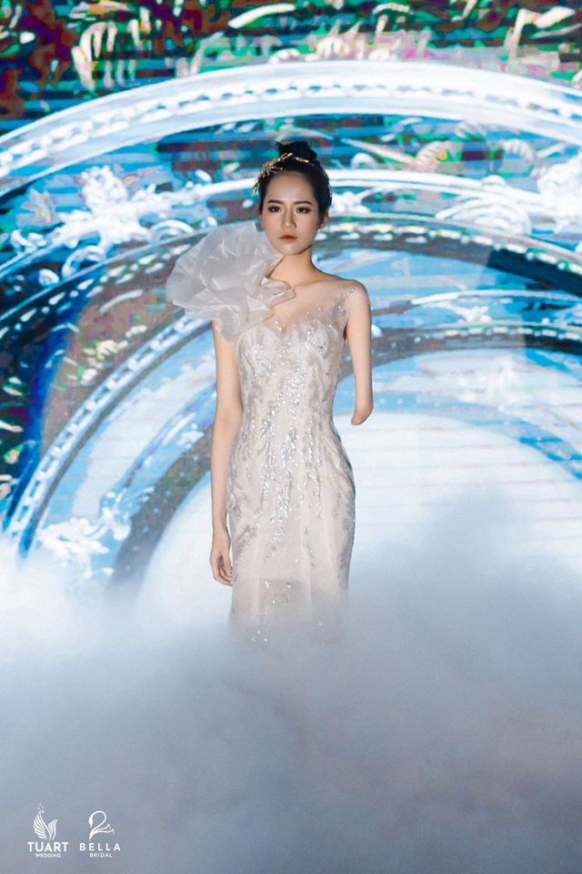 Á hậu Tường San, người mẫu một tay Hà Phương thu hút mọi ánh nhìn trong show diễn váy cưới đỉnh cao Bella Fashion Show - Ảnh 2.