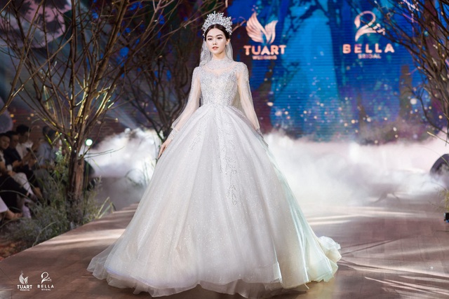 Á hậu Tường San, người mẫu một tay Hà Phương thu hút mọi ánh nhìn trong show diễn váy cưới đỉnh cao Bella Fashion Show - Ảnh 4.