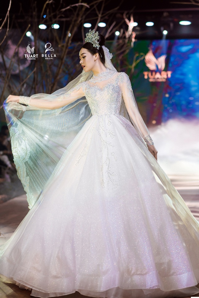 Á hậu Tường San, người mẫu một tay Hà Phương thu hút mọi ánh nhìn trong show diễn váy cưới đỉnh cao Bella Fashion Show - Ảnh 5.