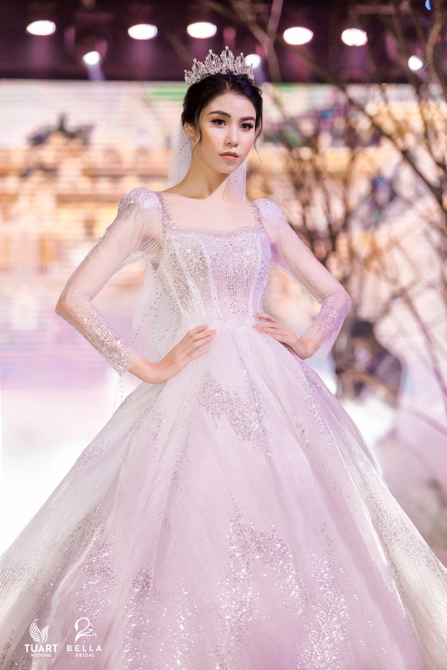 Á hậu Tường San, người mẫu một tay Hà Phương thu hút mọi ánh nhìn trong show diễn váy cưới đỉnh cao Bella Fashion Show - Ảnh 6.