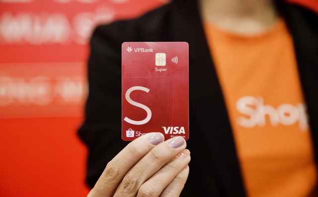 Trên tay thẻ tín dụng VPBank - Shopee: Ưu đãi freeship và hoàn tiền đến 10% - Ảnh 1.