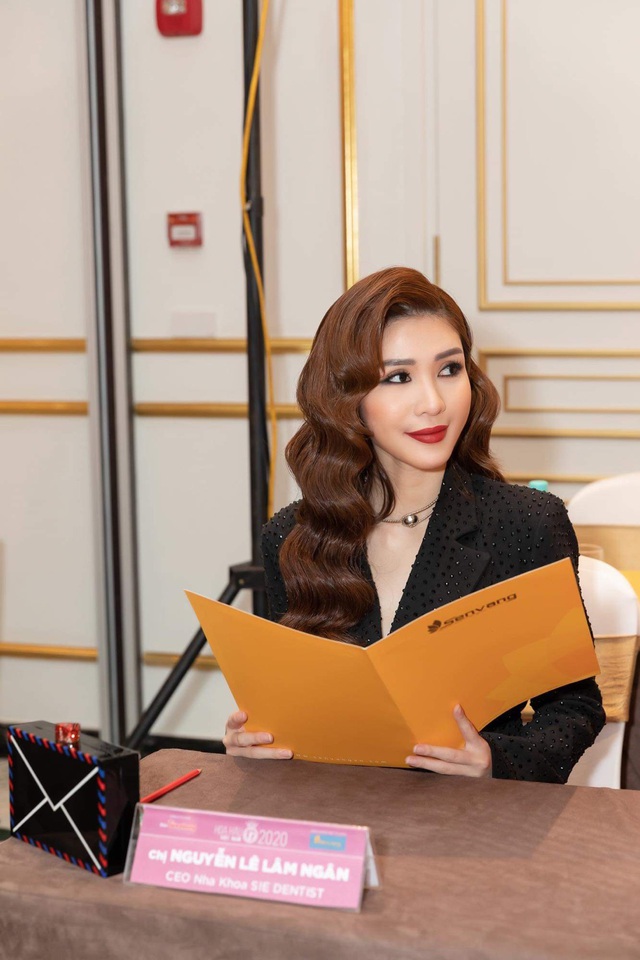 CEO Lâm Ngân nổi bật trên thảm đỏ họp báo Bán kết Hoa hậu Việt Nam 2020 - Ảnh 7.
