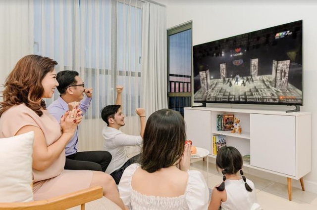 Cười té ghế với loạt ảnh người Việt “dán mắt” xem Super Show trực tuyến, say sưa đến bỏ ăn, bỏ làm - Ảnh 1.