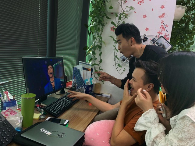 Cười té ghế với loạt ảnh người Việt “dán mắt” xem Super Show trực tuyến, say sưa đến bỏ ăn, bỏ làm - Ảnh 6.