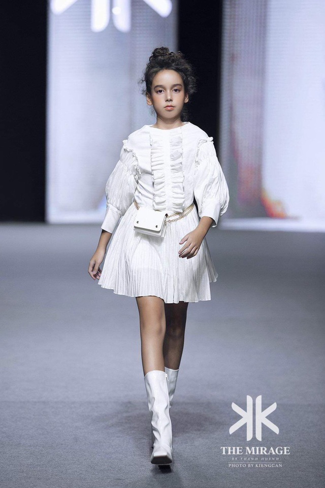 Thiên thần nhí lai Úc tỏa sáng ở show Fashion KK với vẻ đẹp “hút hồn” - Ảnh 2.