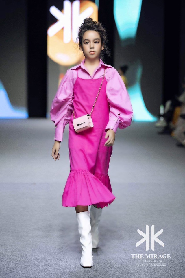 Thiên thần nhí lai Úc tỏa sáng ở show Fashion KK với vẻ đẹp “hút hồn” - Ảnh 3.