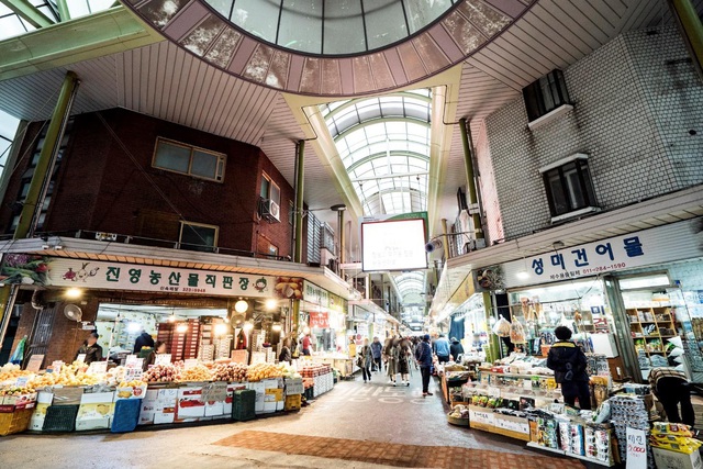 Nét đẹp chợ truyền thống giữa những thành phố sôi động của Hàn Quốc - Ảnh 1.