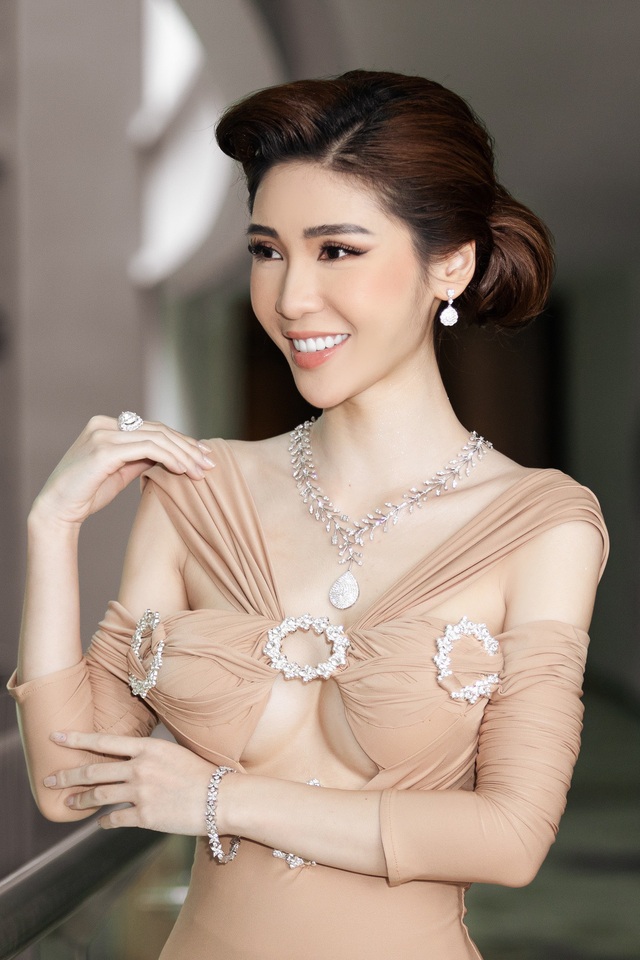 CEO Lâm Ngân diện đầm dạ hội, trang sức 20 tỷ tại họp báo chung kết Hoa hậu Việt Nam 2020 - Ảnh 3.