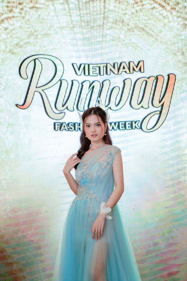 Sunny Đan Ngọc gây bất ngờ với màn catwalk xuất thần tại Vietnam Runway Fashion Week 2020 - Ảnh 2.