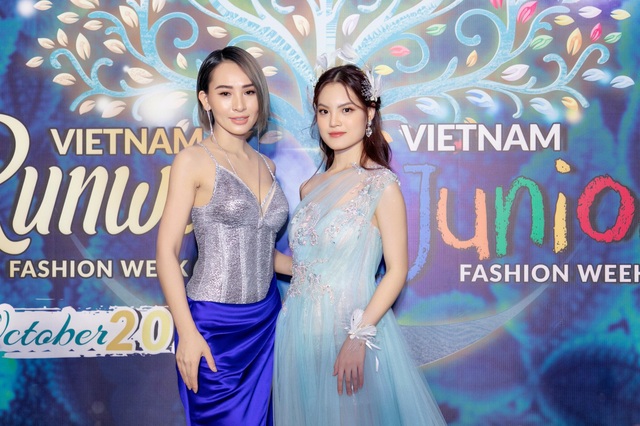 Sunny Đan Ngọc catwalk hút hồn trên sàn runway Tuần lễ thời trang Việt Nam 2020 - Ảnh 2.