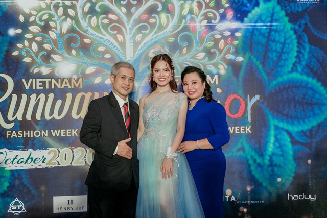 Sunny Đan Ngọc gây bất ngờ với màn catwalk xuất thần tại Vietnam Runway Fashion Week 2020 - Ảnh 7.
