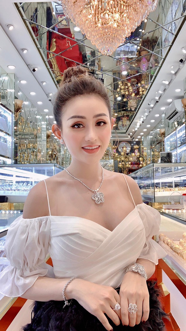 Chị Lê Quỳnh Trang - chủ tiệm vàng Hoàng Phát chia sẻ kinh nghiệm làm sạch trang sức tại nhà - Ảnh 2.