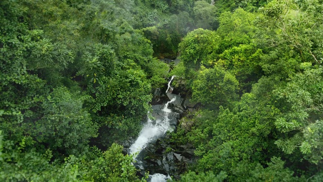 Ngọn núi lửa đã tắt ở Việt Nam mang đến nguồn nước quý cho sức khỏe - Ảnh 2.