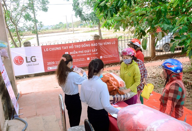 LG chung tay hỗ trợ đồng bào tại vùng lũ với các hoạt động thiết thực - Ảnh 3.