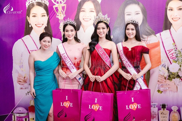 Top Hoa hậu Việt Nam 2020 đến chúc mừng nước hoa Charme khai trương trụ sở công ty tại TP.HCM - Ảnh 4.