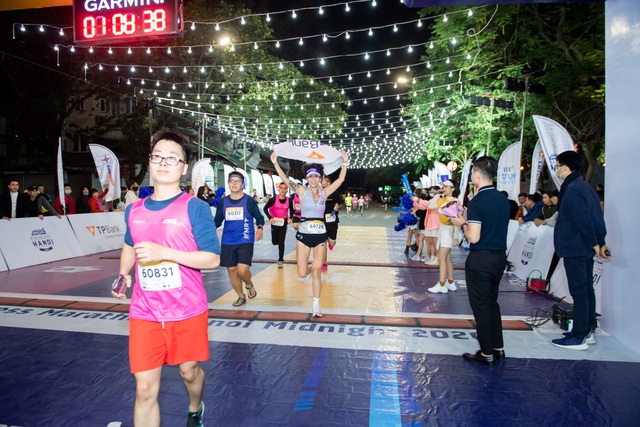 Ngắm loạt “trai xinh gái đẹp” trong giải chạy đêm lớn nhất tại Hà Nội - Ảnh 1.