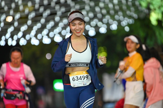 Ngắm loạt “trai xinh gái đẹp” trong giải chạy đêm lớn nhất tại Hà Nội - Ảnh 2.