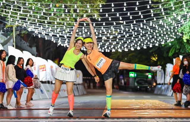 Ngắm loạt “trai xinh gái đẹp” trong giải chạy đêm lớn nhất tại Hà Nội - Ảnh 3.