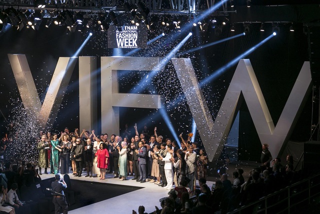 NTK Nguyễn Công Trí chính thức mở màn Aquafina Vietnam International Fashion Week 2020 - Ảnh 1.