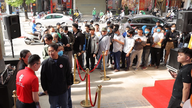 Hàng trăm khách hàng háo hức tham gia buổi khai trương cửa hàng Mi Store tại Hà Nội của Xiaomi - Ảnh 1.