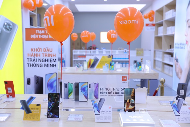 H&agrave;ng trăm kh&aacute;ch h&agrave;ng h&aacute;o hức tham gia buổi khai trương cửa h&agrave;ng Mi Store tại H&agrave; Nội của Xiaomi - Ảnh 3.