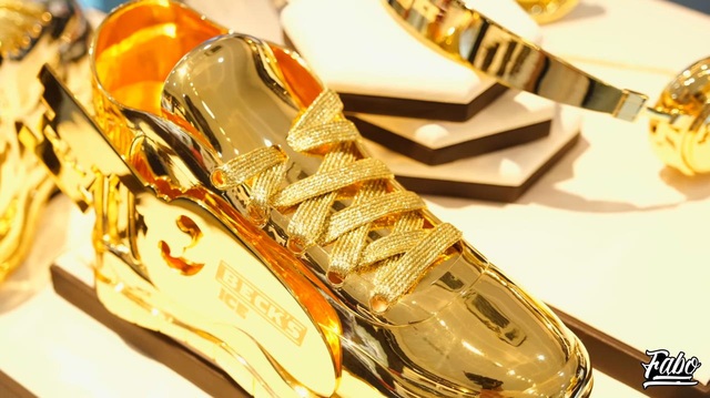 Bóc tem giày hiệu như cơm bữa, tay chơi sneaker Fabo Nguyễn cũng có lúc rén trước giày vàng nguyên khối giá hàng tỷ đồng - Ảnh 5.