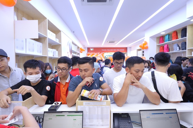Hàng trăm khách hàng háo hức tham gia buổi khai trương cửa hàng Mi Store tại Hà Nội của Xiaomi - Ảnh 5.