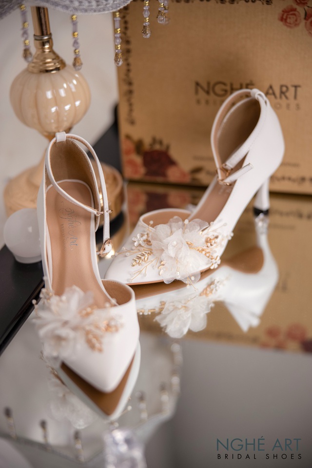 Ngày cưới diện kiểu giày nào lộng lẫy, “sang chảnh” nhất? Cô dâu mới nhất định đừng bỏ qua 8 gợi ý tuyệt hảo dưới đây - Ảnh 2.