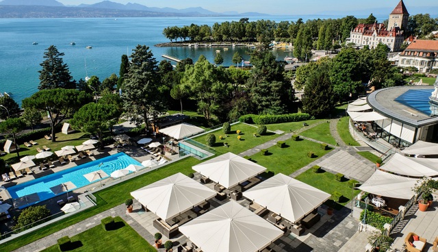 Beau-Rivage Palace nằm dọc hồ Geneva dưới chân núi Alps