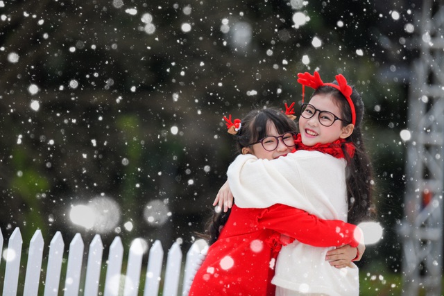 Du kh&aacute;ch khắp nơi rần rần đổ về check-in c&acirc;y măng Noel si&ecirc;u độc đ&aacute;o tại H&agrave; Nội - Ảnh 11.