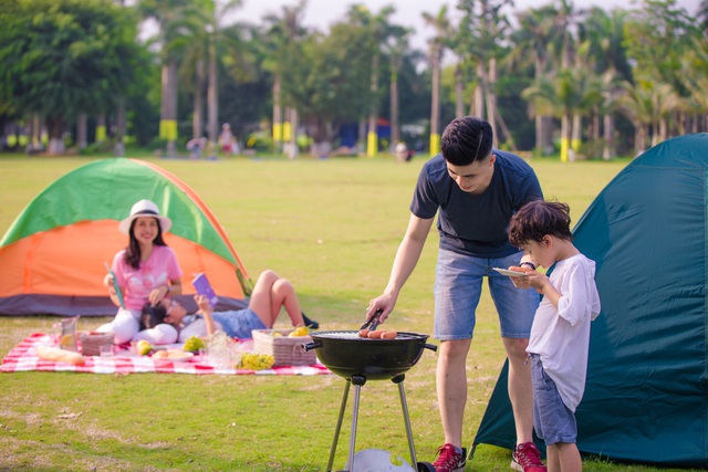 Du kh&aacute;ch khắp nơi rần rần đổ về check-in c&acirc;y măng Noel si&ecirc;u độc đ&aacute;o tại H&agrave; Nội - Ảnh 15.