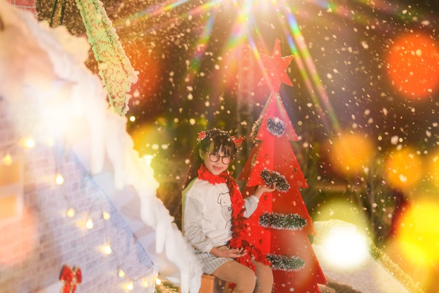 Du khách khắp nơi rần rần đổ về check-in cây măng Noel siêu độc đáo tại Hà Nội - Ảnh 9.