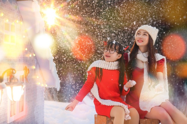 Ch&acirc;u B&ugrave;i c&ugrave;ng d&agrave;n sao Việt check-in tại c&acirc;y măng Noel độc đ&aacute;o nhất Việt Nam - Ảnh 10.