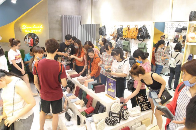 V&igrave; sao chị chị em em tranh nhau shopping t&uacute;i v&iacute; tại Chip.vn? - Ảnh 1.
